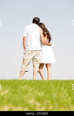 Rückansicht eines romantischen jungen Paares stehend Stockfoto