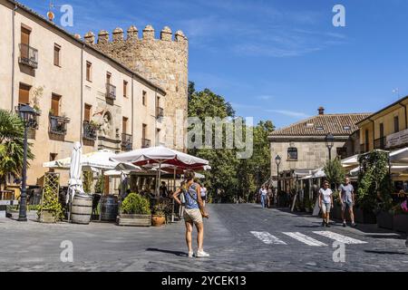 Avila, Spanien, 11. September 2022: San Segundo Street in der Nähe der Mauern von Avila in der Altstadt, Europa Stockfoto