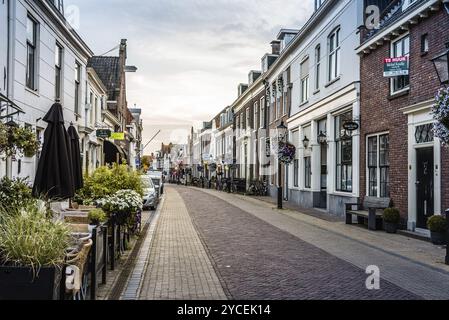 Naarden, Niederlande, 5. August 2016: Malerische Straße im Stadtzentrum von Naarden. Naarden wurde zu einer befestigten Garnisonsstadt mit einem Textil i entwickelt Stockfoto