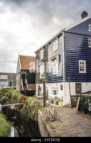 Marken, Niederlande, 08. August 2016. Malerische traditionelle Häuser in Marken. Es ist bekannt für seine charakteristischen Holzhäuser und traditionellen Trachten Stockfoto