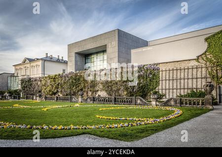 Salzburg, Österreich, 29. April 2015: Mirabellgärten und Universität. Salzburg ist bekannt für seine barocke Architektur und war der Geburtsort Mozarts Stockfoto