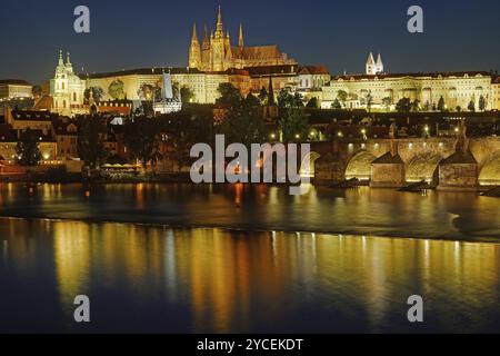 Karlsbrücke und HradDany bei Nacht, Prag, Tschechische Republik, Europa Stockfoto