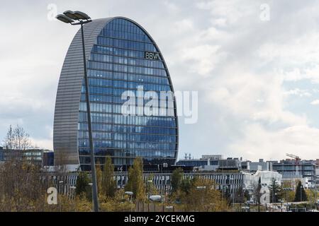 Madrid, Spanien, 31. März 2024: Hauptsitz der BBVA Bank in Las Tablas. La Vela Gebäude, Europa Stockfoto