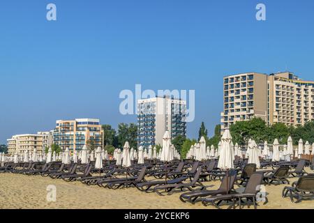 Liegestühle und Sonnenschirme an einem wunderschönen Strand bei Sonnenaufgang in Sunny Beach an der Schwarzmeerküste Bulgariens Stockfoto