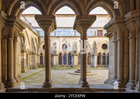 Porto, Portugal, 8. Februar 2023: Innere der Kathedrale von Porto SE do Porto, diese Kathedrale befindet sich im Zentrum von Porto und ist eine der Städte Stockfoto