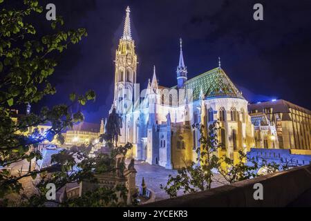 Die Matthiaskirche in BUDAPEST in der Nacht mit einem fantastischen bunten Dach Stockfoto