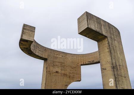 Gijon, Spanien, 28. März 2024: Elogio del Horizonte oder als Lob für die auf das Meer ausgerichtete Betonskulptur des baskischen Künstlers Eduardo Chillida. Das ist es Stockfoto