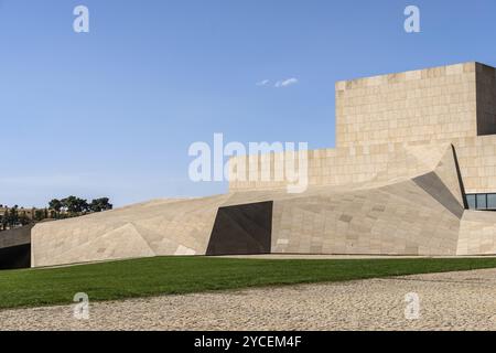 Avila, Spanien, 11. September 2022: Konferenz- und Ausstellungszentrum von Avila, Lienzo Norte. Modernes Architekturgebäude des Architekten Patxi Mangado, Stockfoto