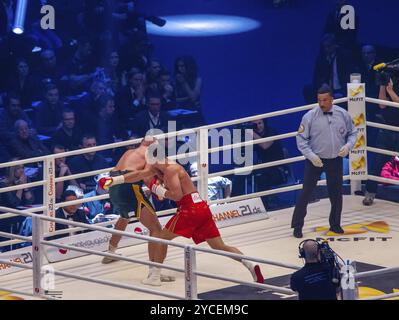 28.11.2015 Düsseldorf, Deutschland. Wladimir Klitschko versucht einen kräftigen Schlag zu liefern und verpasst: Der Gegner (Fury) wich aus und hockte sich Stockfoto