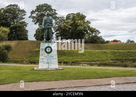 Kopenhagen, Dänemark, 10. August 2016. Soldatenbronzestatue im Churchill Park in Kopenhagen, Dänemark, ein bewölkter Sommertag in Europa Stockfoto