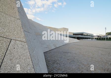 Avila, Spanien, 11. November 2014: Kongresszentrum von Avila von mittelalterlichen Mauern ein bewölkter Tag bei Sonnenuntergang. Die Altstadt und ihre extramuralen Kirchen waren de Stockfoto