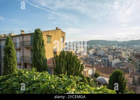 Fantastischer Garten neben der Kirche unserer Lieben Frau von Hope (Eglise Notre-Dame d'Esperance in Cannes (französische Riviera) - Blick aus einem hohen Winkel auf das Wahrzeichen der Stadt Cannes Stockfoto