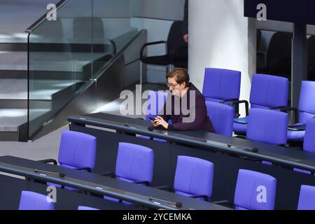 Berlin, Deutschland, 16.10.2024: Deutscher Bundestag: 193. Bundestagssitzung: Bundesministerin für Wohnen, Stadtentwicklung und Bauwesen Klara Geywitz SPD *** Berlin, 16 10 2024 Deutscher Bundestag 193 Bundestagssitzung Bundesministerin für Wohnen, Stadtentwicklung und Bauwesen Klara Geywitz SPD Copyright: XdtsxNachrichtenagenturx dts 49805 Stockfoto