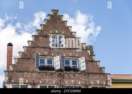 Flacher Blick auf ein typisches Backsteingebäude in Gent Stockfoto
