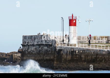 Ribadesella, Spanien, 27. März 2024: Panorama von Ribadesella. Blick auf die touristische Stadt und den Strand von Ribadesella in Asturien. Der Leuchtturm, Europa Stockfoto