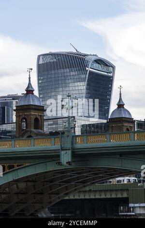 London, UK, 26. August 2023: Stadtbild von London an der Themse. Southwark Bridge Stockfoto