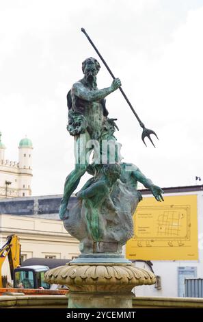 Posen, Polen – 4. Februar 2023: Eine markante Brunnenskulptur in Posen zeigt einen Helden, der über eine mythische Kreatur triumphiert, Set aga Stockfoto