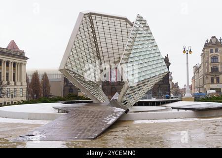 Posen, Polen - 3. Februar 2023: Im Stadtzentrum von Posen befindet sich ein markanter geometrischer Bau, umgeben von bezaubernden Gebäuden. Nebeldecken das A Stockfoto