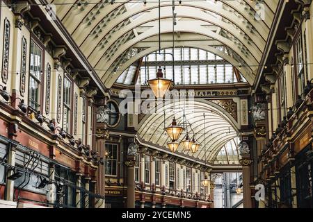 London, Großbritannien, 25. August 2023: Innenansicht des berühmten Leadenhall Markts in der City of London. Er ist einer der ältesten Märkte in London Stockfoto