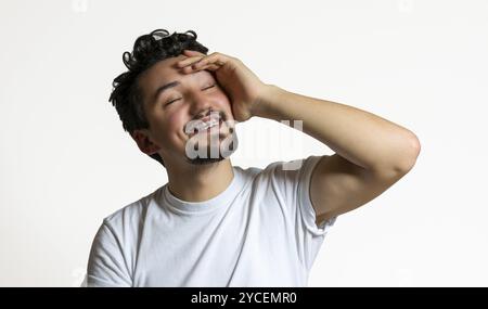 Porträt eines jungen Mannes mit lächelnden Zahnspangen. Ein glücklicher junger Mann mit Zahnspangen auf weißem Hintergrund Stockfoto
