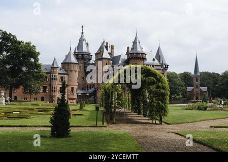 Haarzuilens, Niederlande, 4. August 2016: Schloss de Haar in der Nähe von Utrecht. Es ist das größte und luxuriöseste Schloss in den Niederlanden Stockfoto