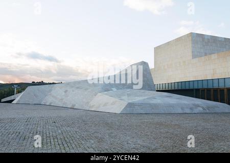 Avila, Spanien, 11. November 2014: Kongresszentrum von Avila von mittelalterlichen Mauern ein bewölkter Tag bei Sonnenuntergang. Die Altstadt und ihre extramuralen Kirchen waren de Stockfoto