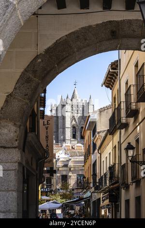 Avila, Spanien, 11. September 2022: Blick auf die Altstadt mit dem Turm der Kathedrale im Hintergrund. Blick auf die Kathedrale, eingerahmt von einem Bogen der A Stockfoto