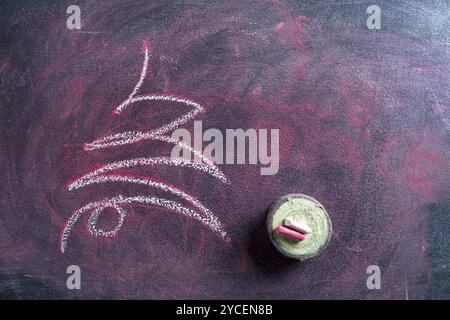 Grafische Darstellung eines Weihnachtsbaums mit Kreide auf Tafel gezeichnet Stockfoto