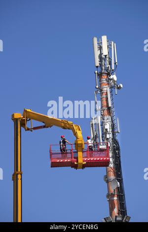 Normale Wartung und Steuerung einer Antenne für die Kommunikation Stockfoto