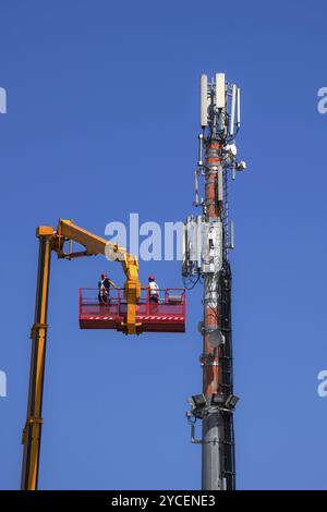 Normale Wartung und Steuerung einer Antenne für die Kommunikation Stockfoto