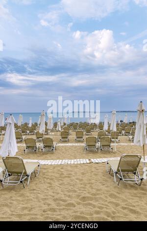 Liegestühle und Sonnenschirme an einem wunderschönen Strand am Sonnenstrand an der Schwarzmeerküste Bulgariens Stockfoto