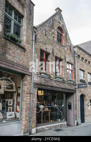 Brügge, Belgien, 29. Juli 2016: Stadtbild der Stadt Brügge. Das historische Stadtzentrum gehört zum UNESCO-Weltkulturerbe. Er ist bekannt für seine pict Stockfoto