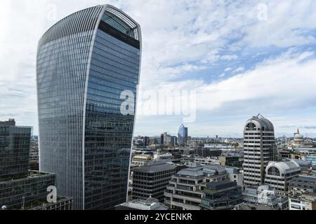 London, Großbritannien, 25. August 2023: Panoramablick auf die City of London. 20 Fenchurch Street kommerzieller Wolkenkratzer im Vordergrund Stockfoto