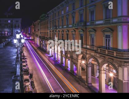 BOLOGNA, ITALIEN, 17. FEBRUAR 2016: Via dell'Indipendenza Straße in Bologna bei Nacht Stockfoto