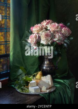 Stillleben mit Rosen und Käse Stockfoto