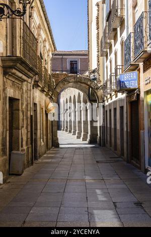 Avila, Spanien, 11. September 2022: Arkade des Plaza de Mercado Chico in der Altstadt, Europa Stockfoto