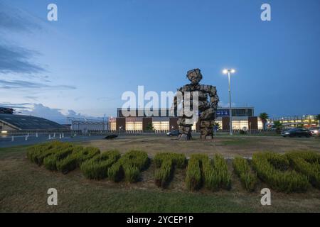 09-03-2022 Nizza, Frankreich. Lustige Figur (Statue) neben dem Flughafen von Nizza Frankreich Stockfoto