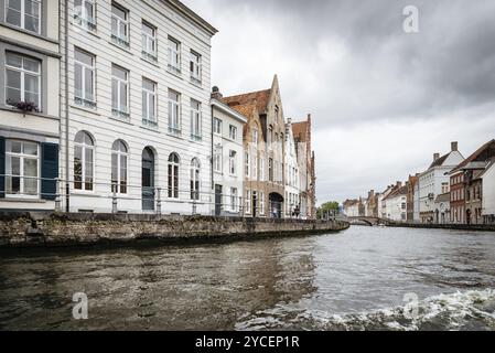 Brügge, Belgien, 29. Juli 2016: Kanalszene in der Stadt Brügge. Das historische Stadtzentrum gehört zum UNESCO-Weltkulturerbe. Es ist bekannt für seine pi Stockfoto