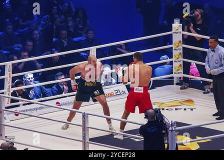 11-28-2015 Düsseldorf, Deutschland. Tyson Fury versteckt seine Hände hinter seinem Rücken und versucht, dem Feind seine hervorragenden Verteidigungsfähigkeiten zu beweisen (Klitschko) Stockfoto