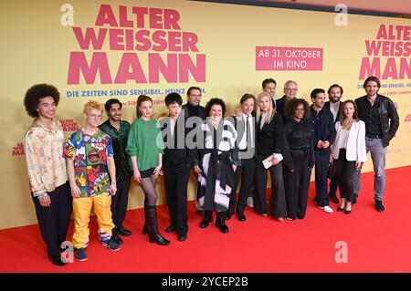 Leon Ndiaye, Juri Rother, Juri Sam Winkler, Sarah Mahita, Yun Huang, Michael Maertens, Meltem Kaptan, Jan Josef Liefers, Nadja Uhl, Simon Verhoeven, Friedrich von Thun, Denise MBaye, Elyas M Barek, Quirin Berg, Kirstin Winkler und Max Wiedemann bei der Weltpremiere des Kinofilms Alter weißer Mann im Mathäser Filmpalast. München, 22.10.2024 *** Leon Ndiaye, Juri Rother, Juri Sam Winkler, Sarah Mahita, Yun Huang, Michael Maertens, Meltem Kaptan, Jan Josef Liefers, Nadja Uhl, Simon Verhoeven, Friedrich von Thun, Denise MBaye, Elyas M Barek, Quirin Berg, Kirstin Winkler und Max Wiedemann bei der Stockfoto