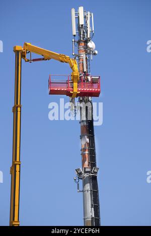 Normale Wartung und Steuerung einer Antenne für die Kommunikation Stockfoto