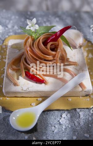 Präsentation von Spaghetti mit Knoblauch gewürzt und Chili Öl Stockfoto