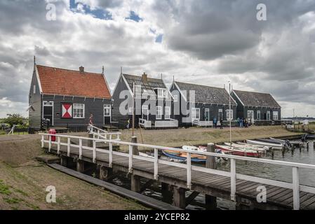 Marken, Niederlande, 08. August 2016. Malerische traditionelle Häuser im Fischerhafen von Marken. Es ist bekannt für sein charakteristisches Holzhaus Stockfoto