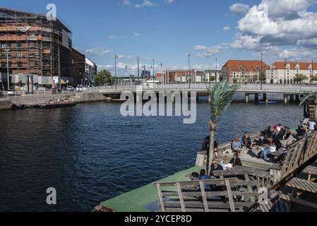 Kopenhagen, Dänemark, 11. August 2016: Menschen genießen an einem sonnigen Sommertag in Europa auf einer Terrasse am Ufer von Kopenhagen Stockfoto