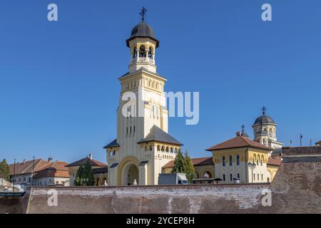 Blick auf den Glockenturm und die Kathedrale zur Wiedervereinigung der Krönung in Alba Iulia, Rumänien. Eine Kirche in Alba Iualia, Rumänien, Europa Stockfoto