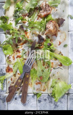 Was bleibt am Ende eine Schüssel mit Gemüse und Fleisch Stockfoto