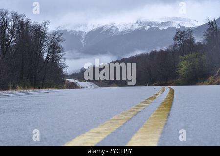 Blick auf die National Route 234 mit schneebedeckten anden in Neuquen, Patagonien, Argentinien, Südamerika Stockfoto