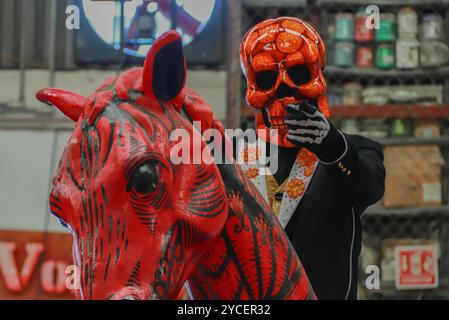 El Volador Manufacturing Skulls for Day of Dead Parade Ein Glasfaser- und Harzstück für allegorische Wagen, das im Rahmen der Mega Day of the Dead Parade verwendet wird, ist eine der Werkstätten, die für die Herstellung der Wagen, Kostüme und der monumentalen Ajolote-Puppe zuständig sind, die die nächste Dia de Muertos-Parade in Mexiko-Stadt leiten wird. Am 22. Oktober 2024 in Mexiko-Stadt. Mexico City CDMX Mexico Copyright: XCarlosxSantiagox Stockfoto