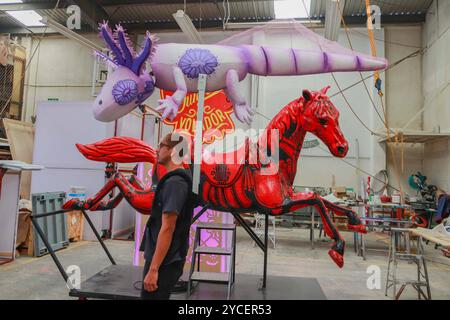 El Volador Manufacturing Skulls for Day of Dead Parade Ein Glasfaser- und Harzstück für allegorische Wagen, das im Rahmen der Mega Day of the Dead Parade verwendet wird, ist eine der Werkstätten, die für die Herstellung der Wagen, Kostüme und der monumentalen Ajolote-Puppe zuständig sind, die die nächste Dia de Muertos-Parade in Mexiko-Stadt leiten wird. Am 22. Oktober 2024 in Mexiko-Stadt. Mexico City CDMX Mexico Copyright: XCarlosxSantiagox Stockfoto