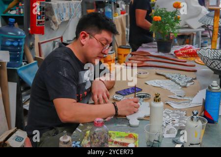 El Volador Manufacturing Skulls for Day of Dead Parade Ein Glasfaser- und Harzstück für allegorische Wagen, das im Rahmen der Mega Day of the Dead Parade verwendet wird, ist eine der Werkstätten, die für die Herstellung der Wagen, Kostüme und der monumentalen Ajolote-Puppe zuständig sind, die die nächste Dia de Muertos-Parade in Mexiko-Stadt leiten wird. Am 22. Oktober 2024 in Mexiko-Stadt. Mexico City CDMX Mexico Copyright: XCarlosxSantiagox Stockfoto